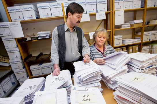 Per Orsén och Lill Arnell  på Citypolisens kriminalregister